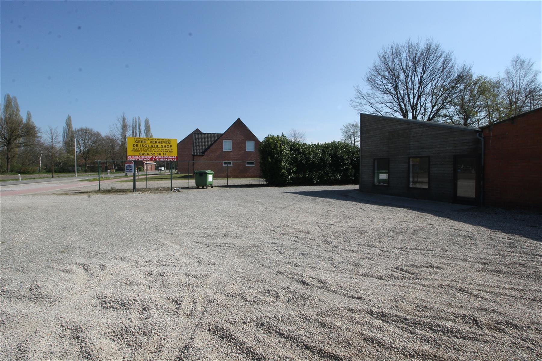 Een gesloten opslag-toonzaalruimte links vooraan van 175 m². foto 5