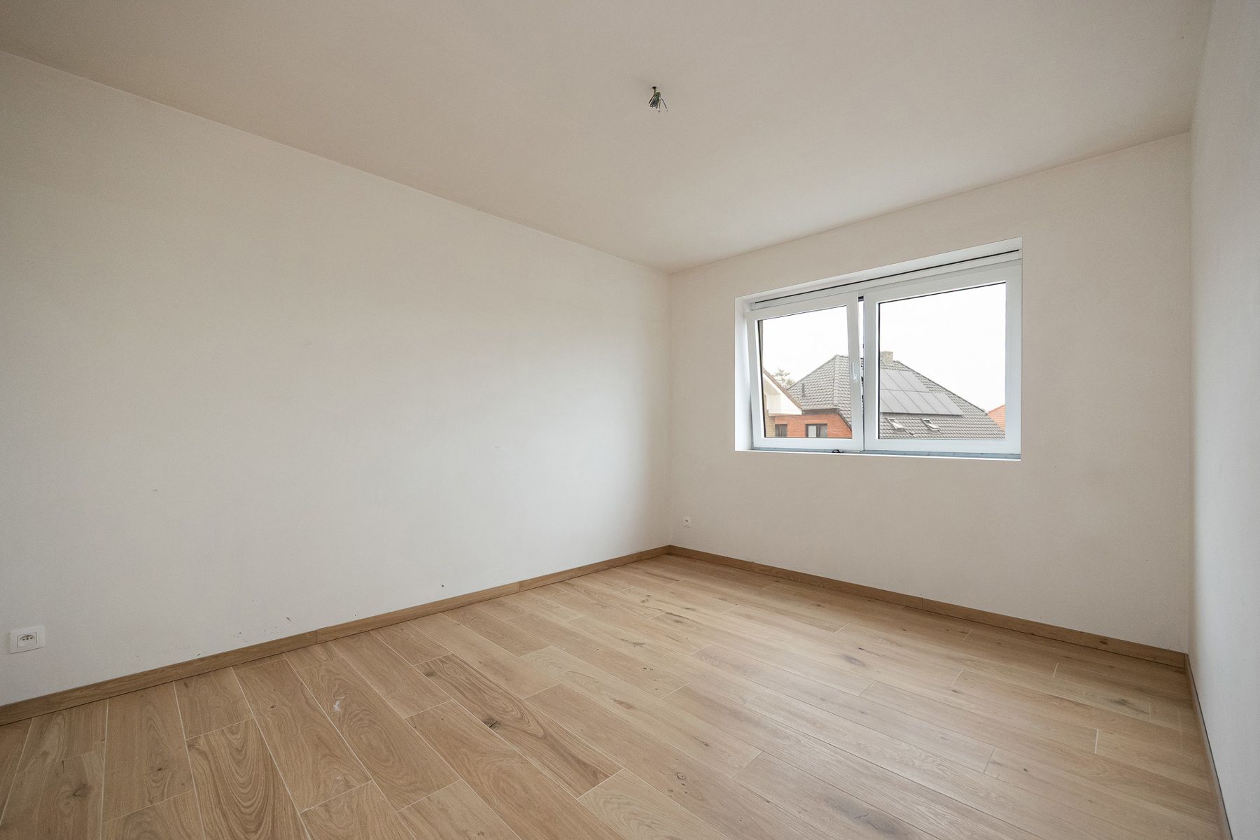 Halfopen woning met 3 slaapkamers en inpandige garage op perceel van ca 505 m² foto 13