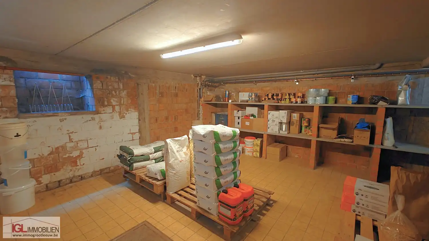 Handelspand op topliging met optimale zichtbaarheid langsheen Bergensesteenweg met veel parking en twee woongelegenheden! foto 11
