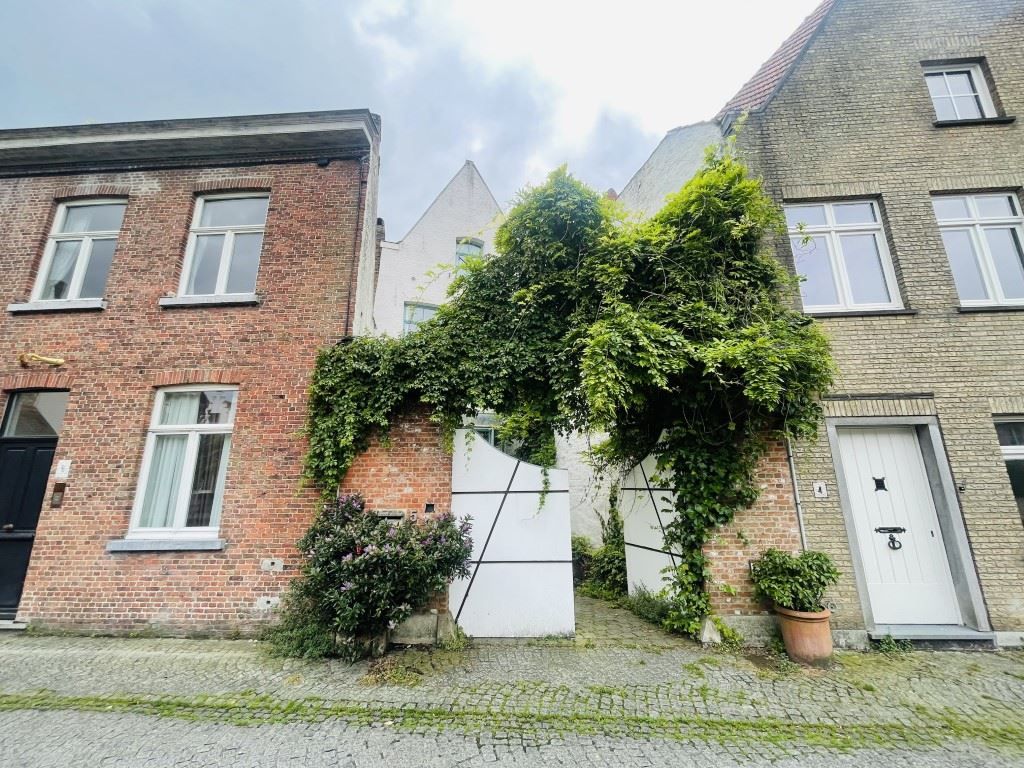 In Hartje Brugge , in het historisch centrum Uniek gelijkvloers appartement van 95m² met plafondhoogte van 3,8 meter in de living en uitgang aan de Gouden Handrei. foto 5