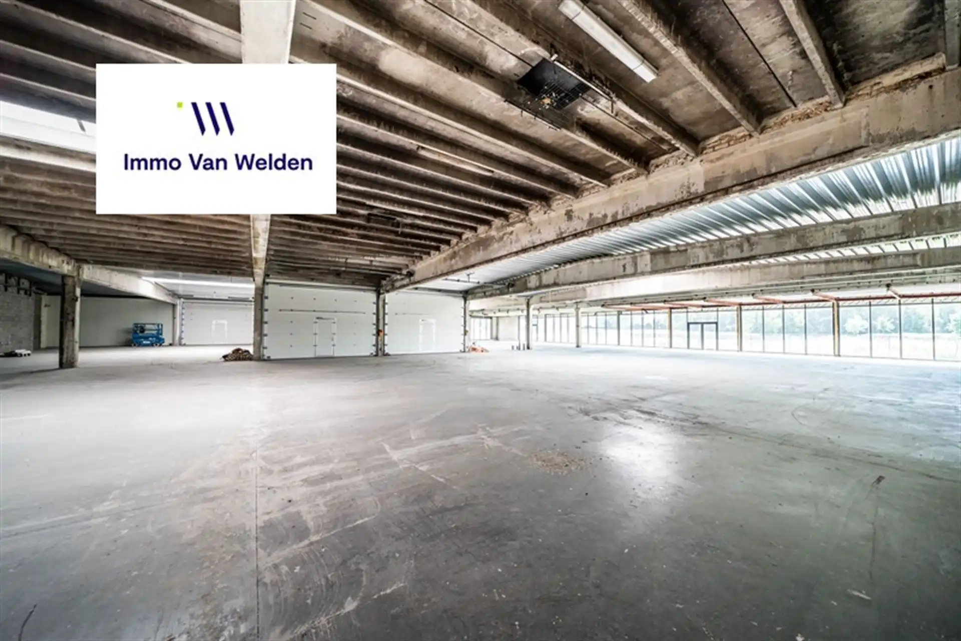 SHOWROOM / BEDRIJFSRUIMTE OP TOPLIGGING LANGS DE N60 foto 13
