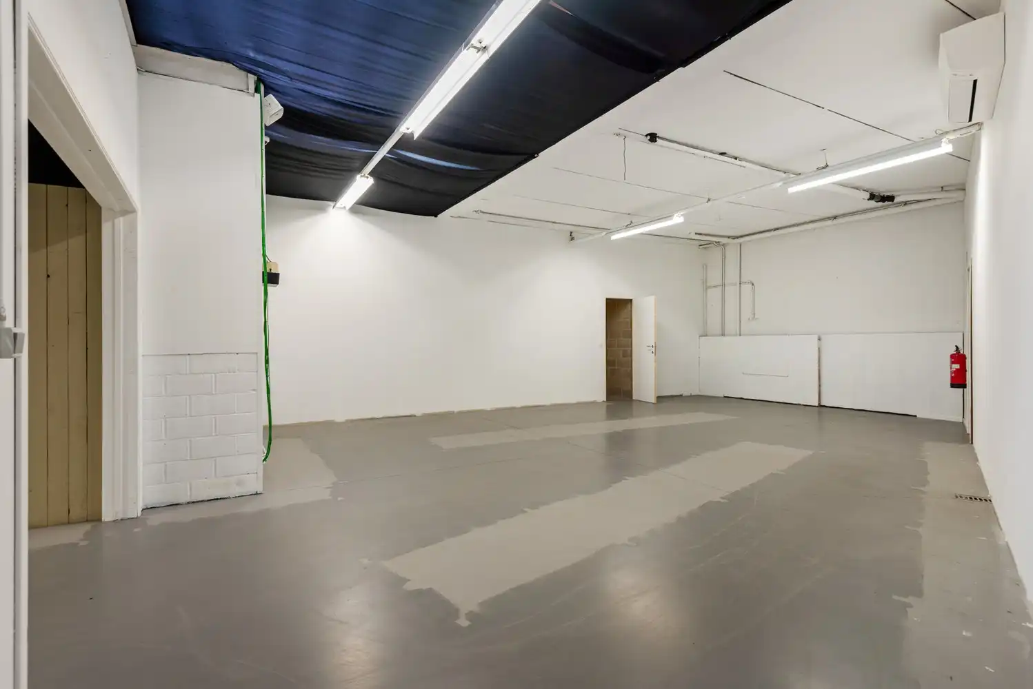 Handelspand met ruime showroom en parking op commerciële ligging te Kontich foto 11