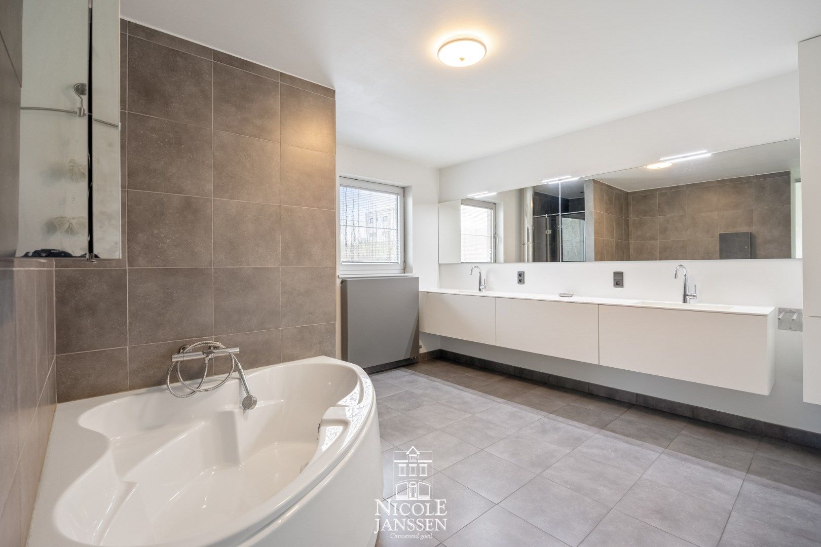Zeer moderne en luchtige woning in een rustige, groene omgeving foto 20