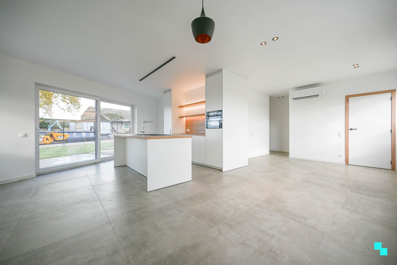 Volledig gerenoveerde woning met zicht op de velden foto {{pictureIndex}}