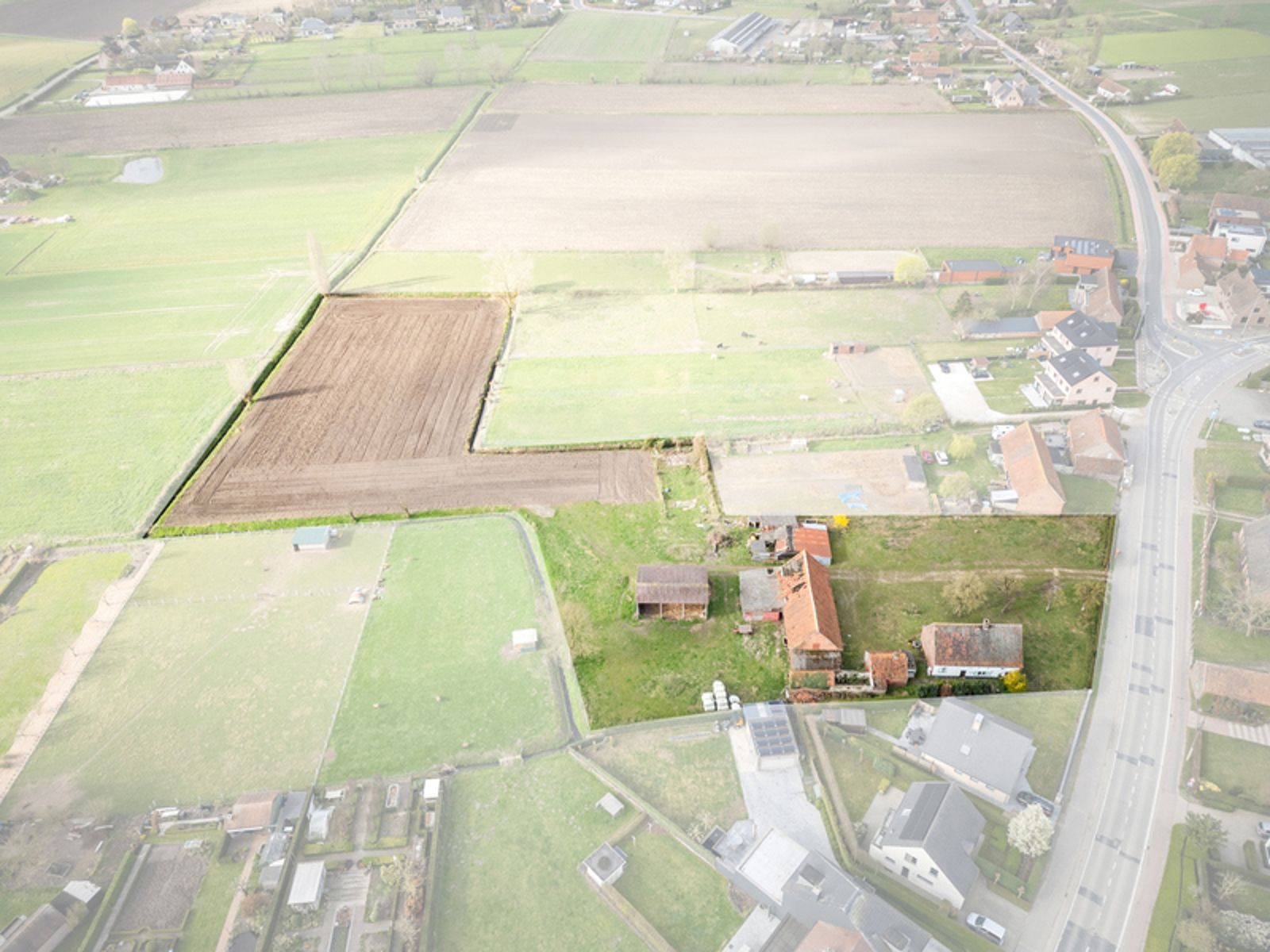 Hoeve met bijgebouwen op circa 1,2 ha foto 2