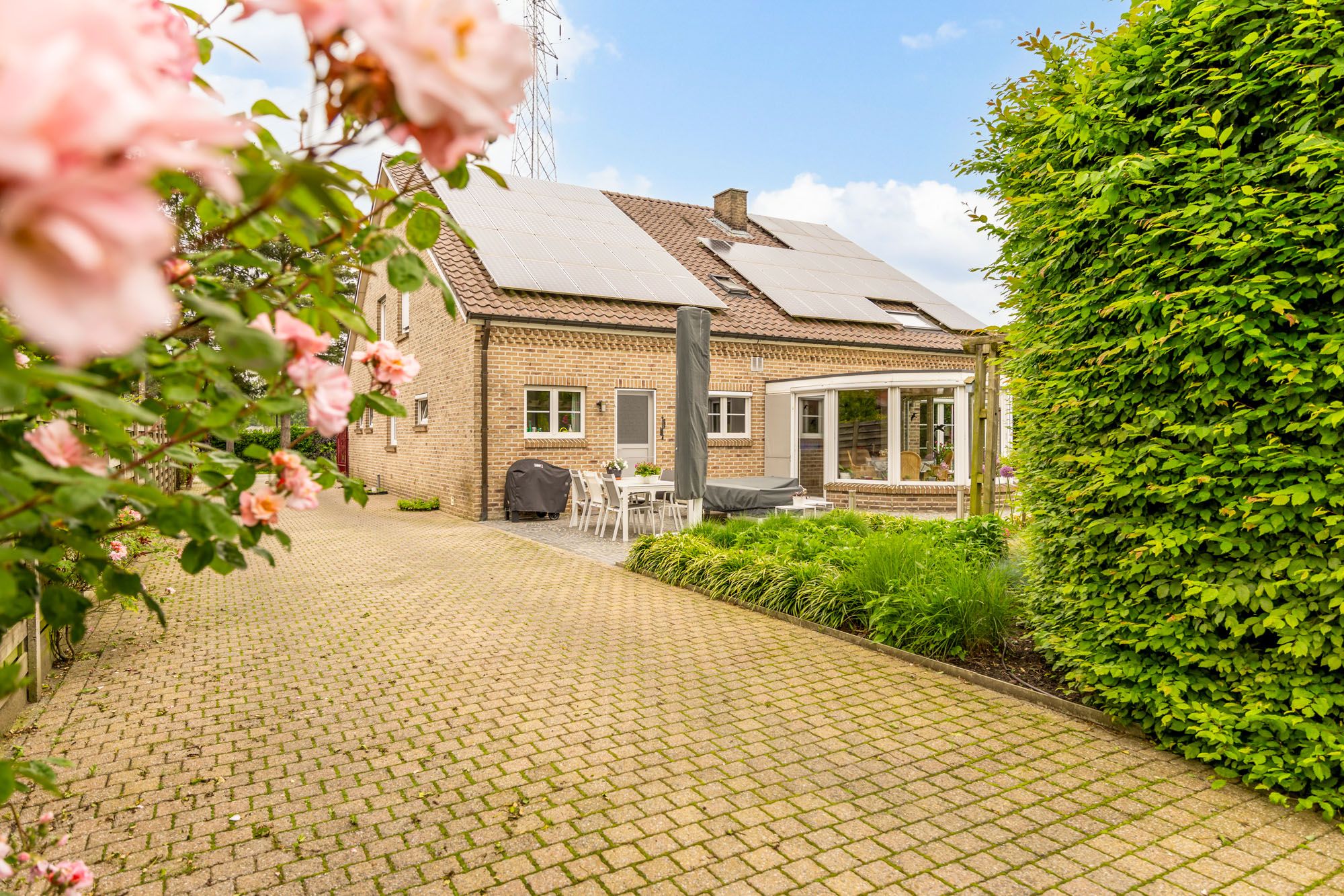 IDEALIS VASTGOED - ZEER RUSTIG GELEGEN VILLA MET ACHTERLIGGEND PERCEEL (+-2ha) ! – Perfect onderhouden woning met fijne indeling op een centrale locatie en dicht bij het centrum van Overpelt! Deze woning omvat +-431m² bewoonbare oppervlakte met een fijne lichtrijke leefruimte, 3 keukens, 3 badkamers, 4 slaapkamers, een zeer aangename veranda met prachtig uitzicht op de achterliggende weides en is volledig onderkelderd!! De woning is gelegen op een perceel van +- 2 ha op het ’Lindel’ en op fietsafstand van het centrum van Overpelt. Zeer geschikte woning voor paarden- en dierenliefhebbers die opzoek zijn naar een perfect onderhouden, instapklare woning met veel ruimte, stallingen en opbergplaatsen. foto 3