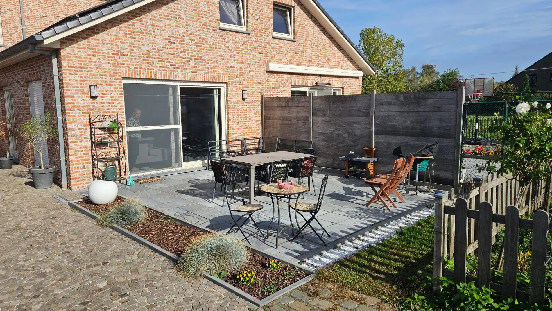 Uiterst ruime woning met 3 slk, 2 garages en tuin foto 10