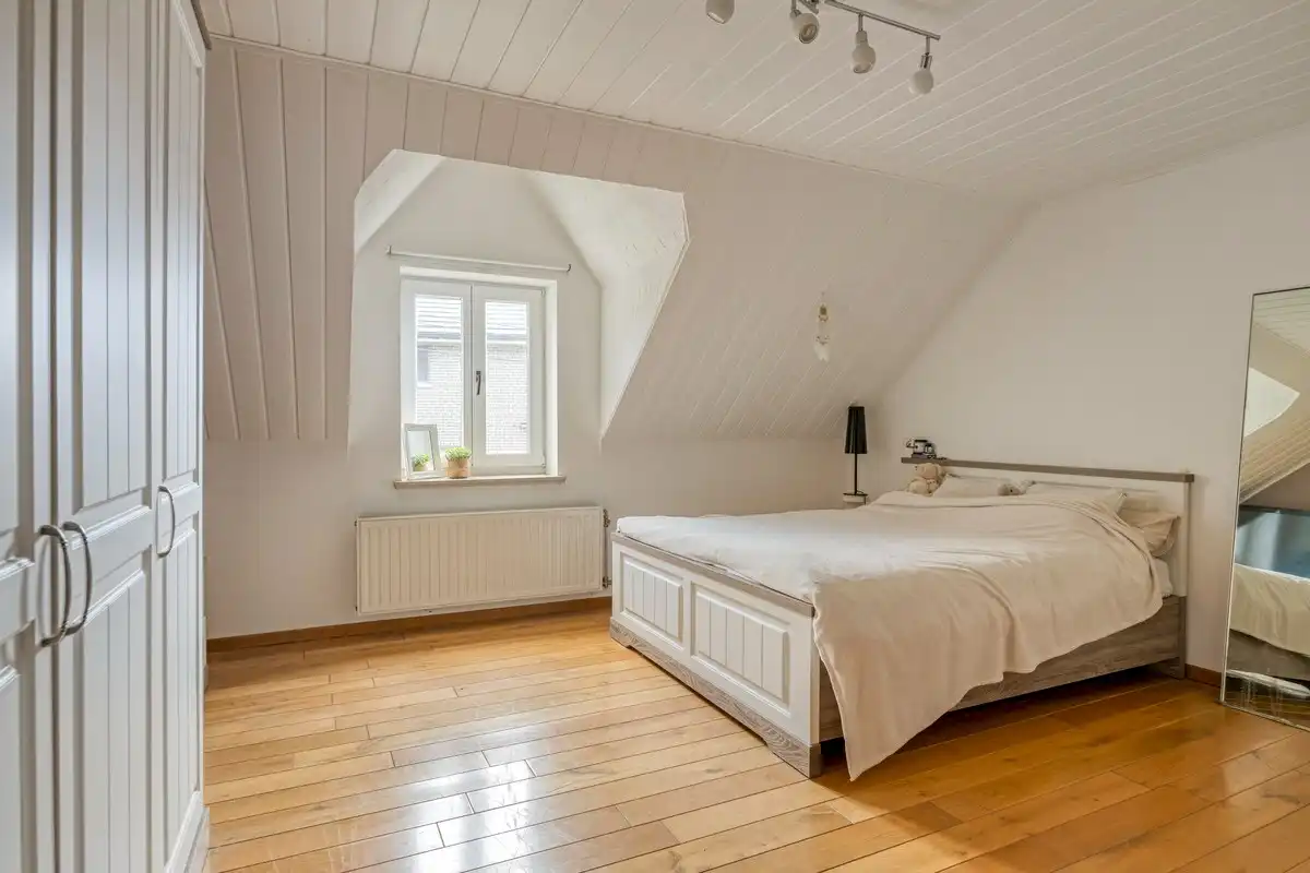 Zeer ruime landelijke woning met atelier en garages foto 11