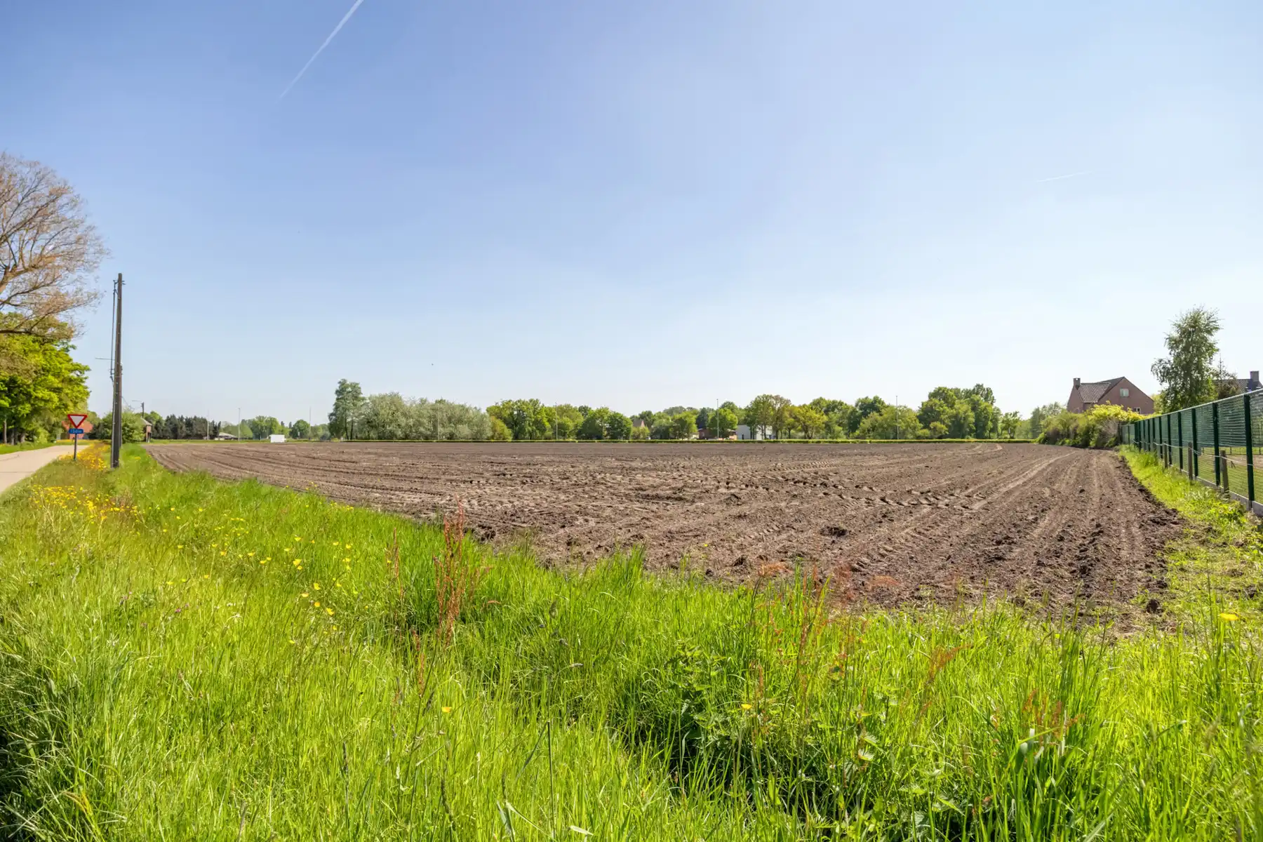 Uitgestrekte landbouwgrond van bijna 3 hectare. foto 13
