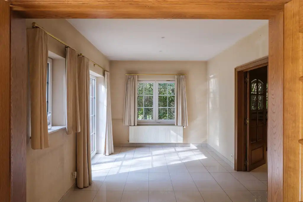 Vrijstaande villa (BJ 2001) met onder meer 6 slaapkamers, 2 badkamers en een dubbele inpandige garage foto 8