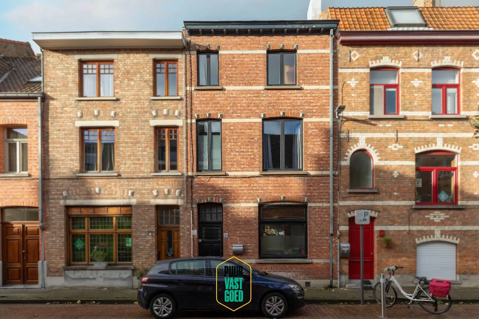 Hoofdfoto van de publicatie: Karaktervolle burgerwoning met 5 slaapkamers en zonnige tuin, nabij de Kruispoort.