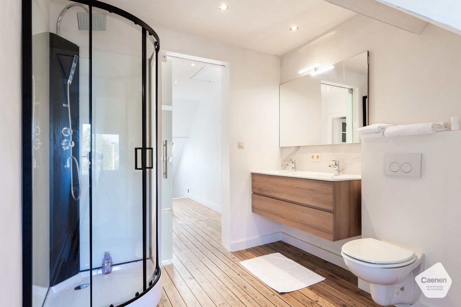 Ruime en instapklare woning met 4 slaapkamers en 3 badkamers met privé-tuin en werkplaats foto 15