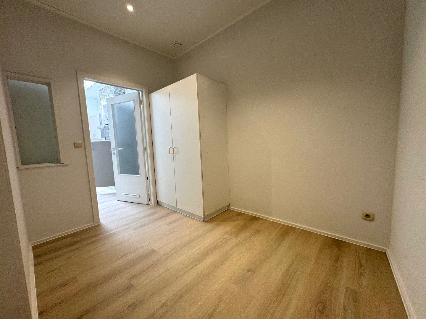 GELIJKVLOERS APPARTEMENT MET 1 SLAAPKAMER EN TERRAS IN IEPER foto 4