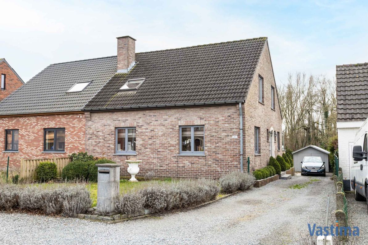 Gezinswoning in de stadsrand met 3 slaapkamers en prachtige tuin foto 2