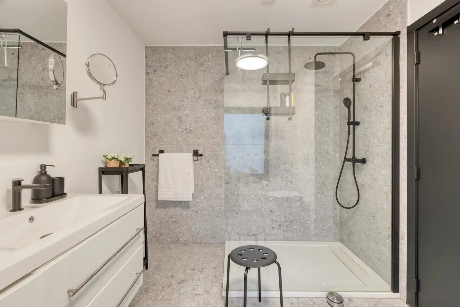 Karaktervolle woonst met indrukwekkend interieur in hartje Oud-Rekem! foto 31