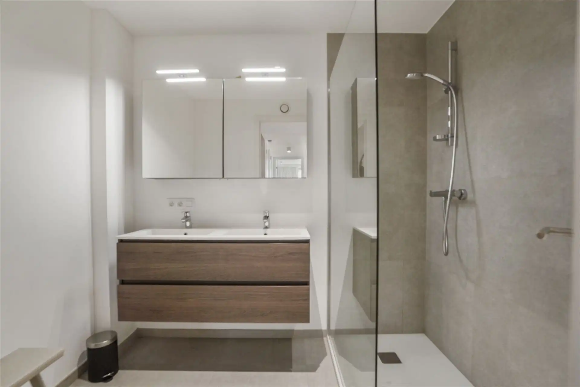 INSTAPKLAAR / RECENT GEBOUW  foto 27