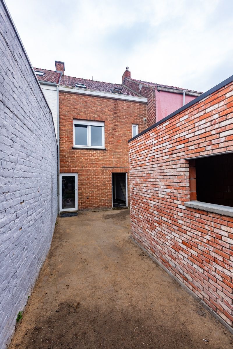 Woning met 2 slaapkamers, tuin, garage en garage- uitweg achteraan (extra parkeerplaats). Energielabel D (bijna C) foto 10