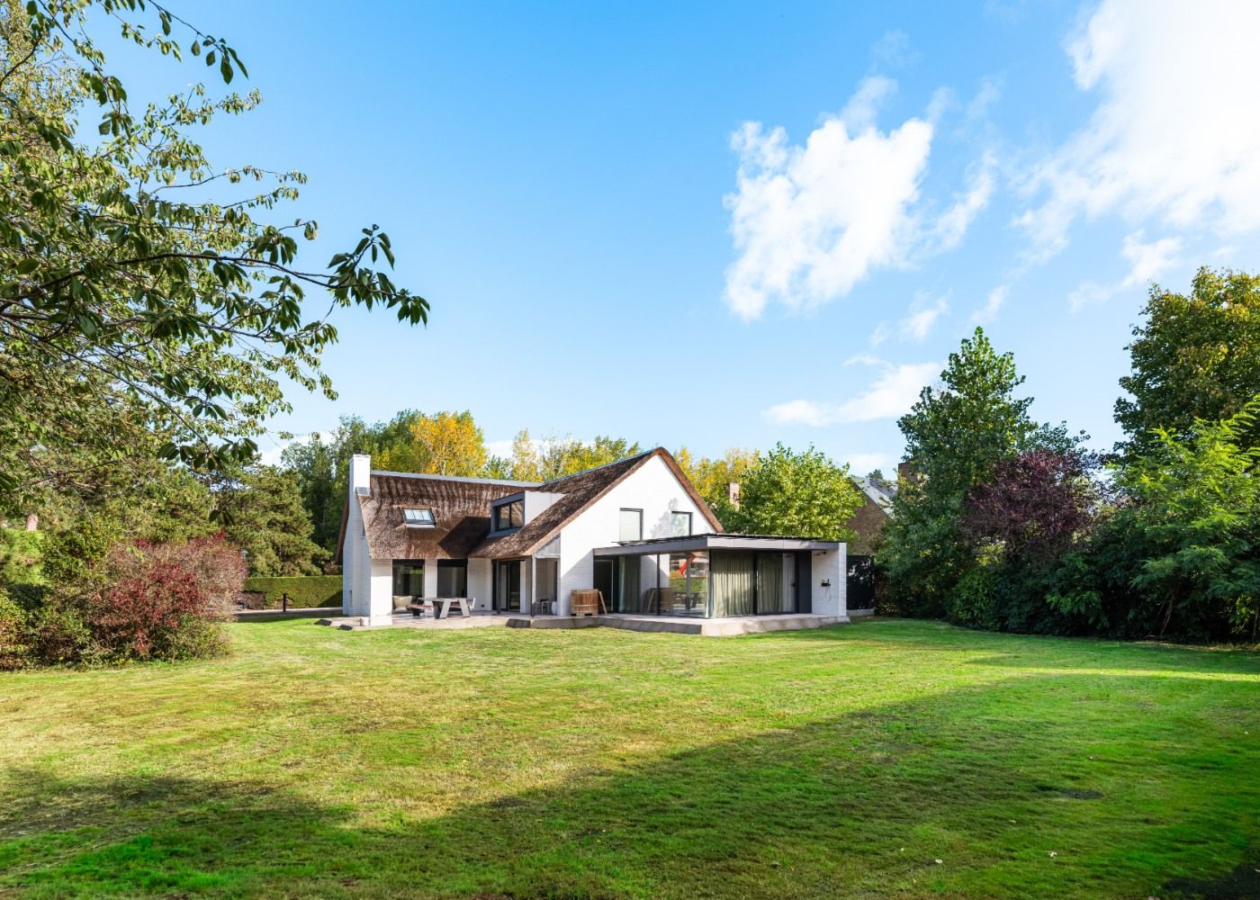 Luxueus gerenoveerde villa met 5 slaapkamers, residentieel gelegen op toplocatie in Sint-Idesbald. foto {{pictureIndex}}