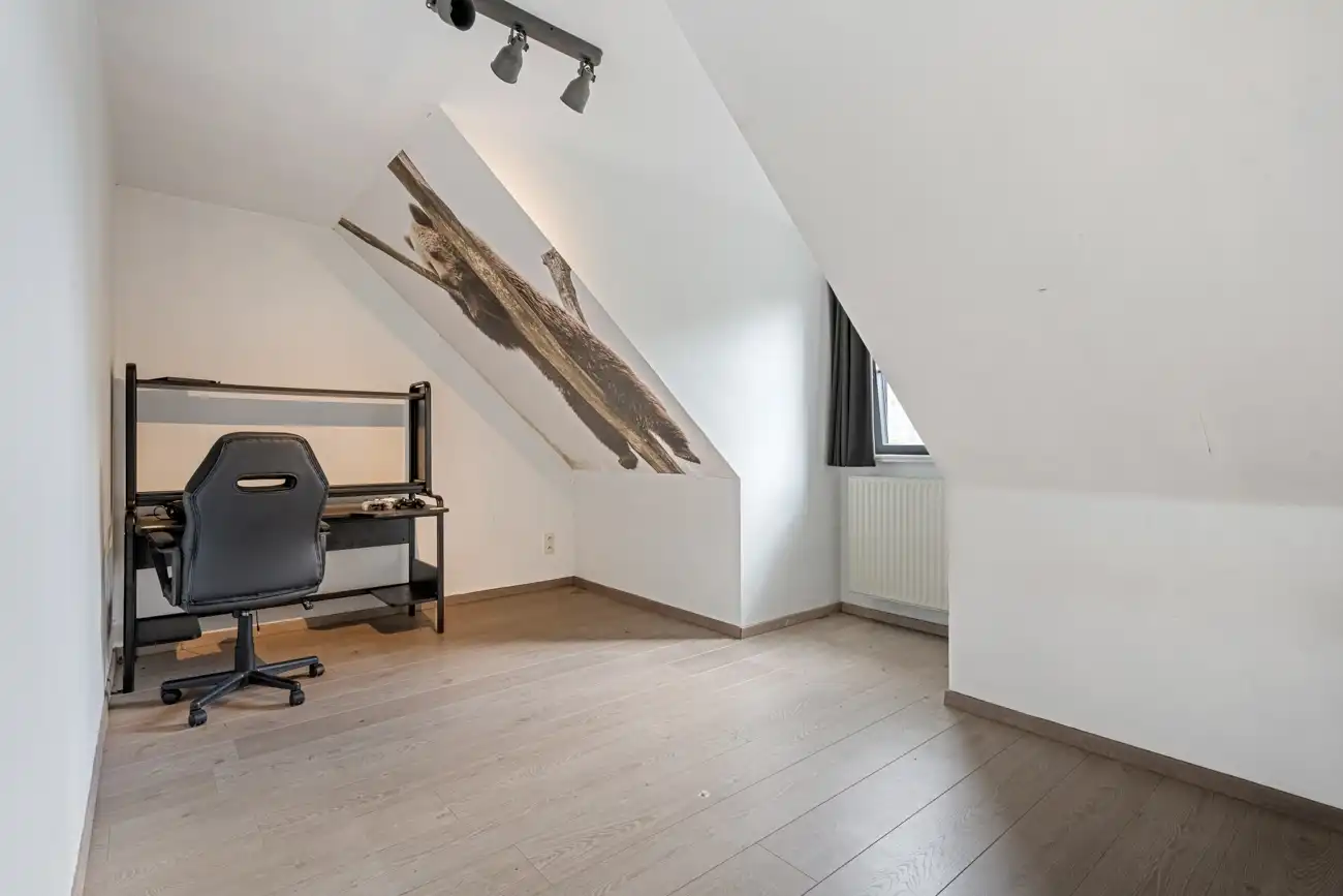 Ruime op te frissen gezinswoning met 4 slaapkamers, dubbele garage en zonnige tuin op 1.595 m² foto 11