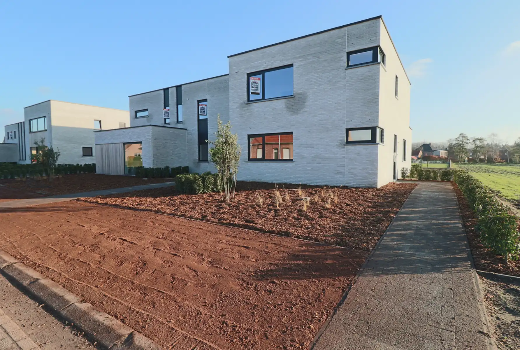 Halfopen woning met 3 slaapkamers en fietsenberging/carport op perceel van ca 540m² foto {{pictureIndex}}