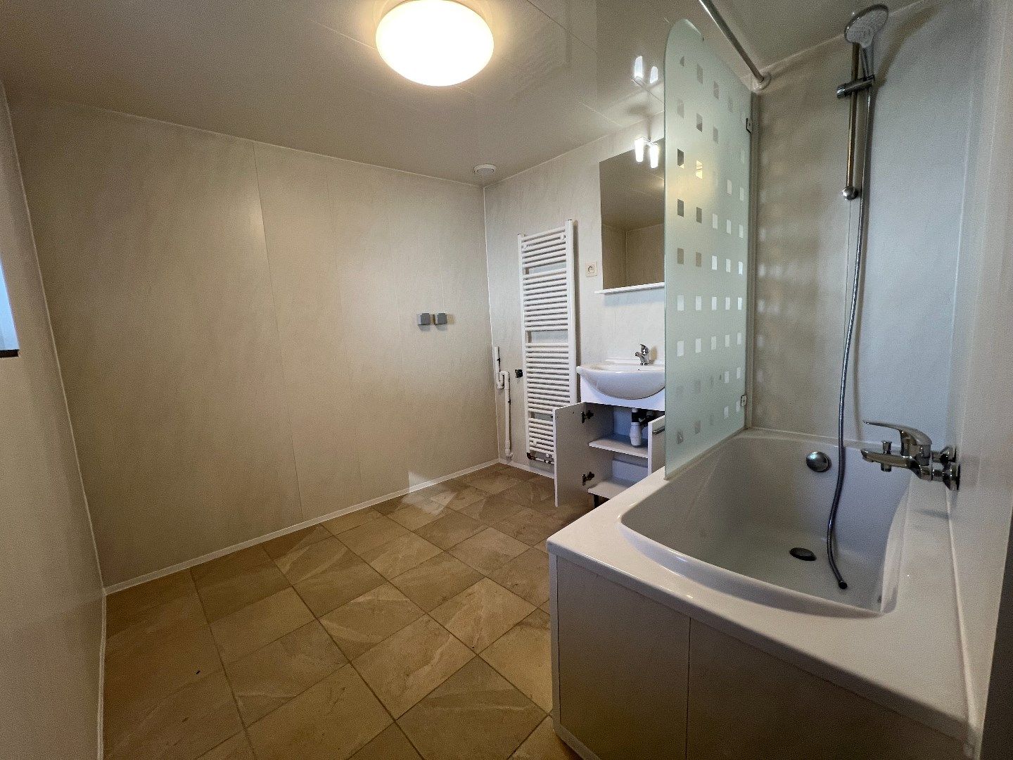 Volledig gerenoveerde woning met 2 slpks en 90 m² tuin op toplocatie in Tienen. foto 9