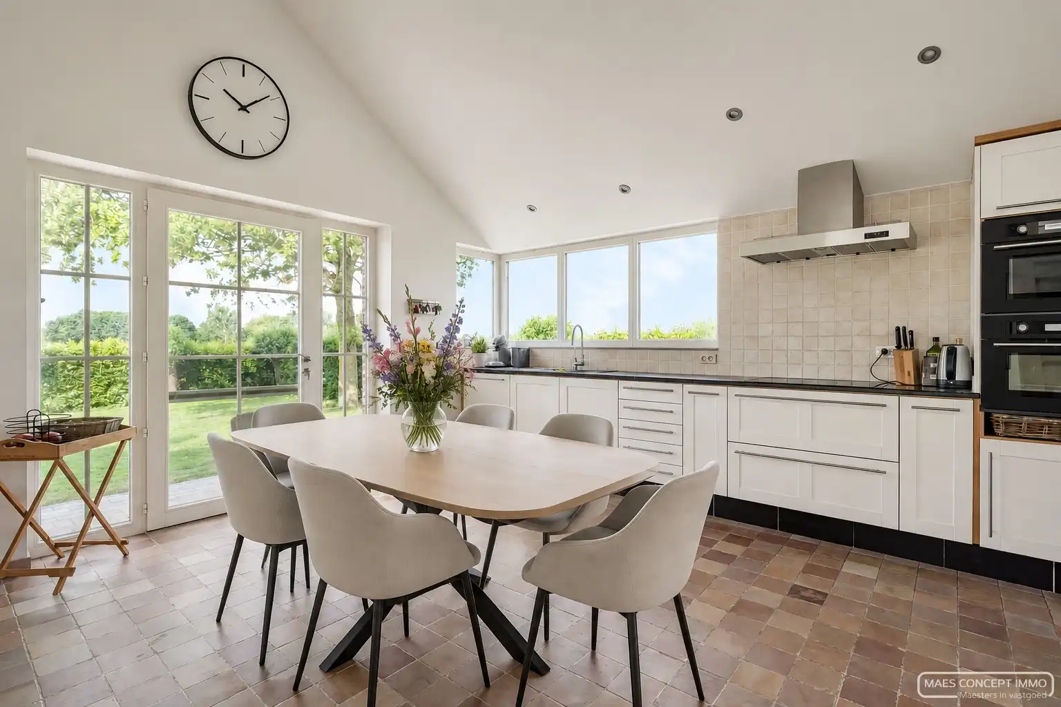 Uitzonderlijk gelegen villa met polyvalent bijgebouw op 3500 m², omringd door groen en landerijen foto 8