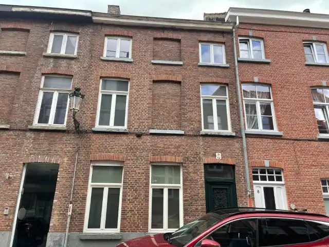 Brugge centrum, nabij ’t ZAND en  VESTEN, alle winkels, scholen, station&nbsp; &nbsp;TE RENOVEREN  RUIM WOONHUIS met ZONNIGE KOER foto {{pictureIndex}}