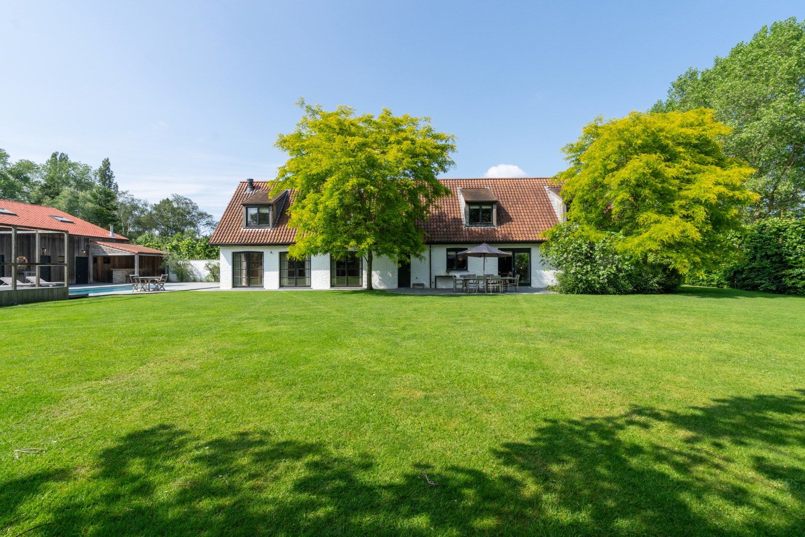 Subliem villa-landhuis met meerdere polyvalente bijhuizen, zwembad en prachtige zichten over de weidse polders  foto 2