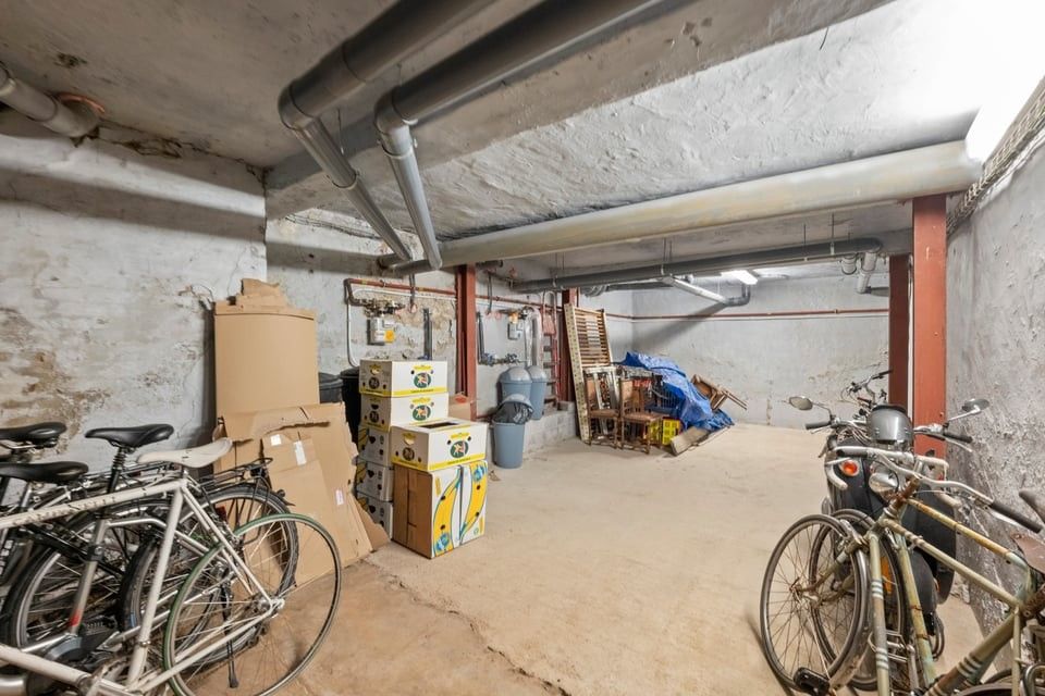 RUIM EN INSTAPKLAAR APPARTEMENT MET 3 SLKS EN EEN PARKEERPLAATS IN GENK foto 31