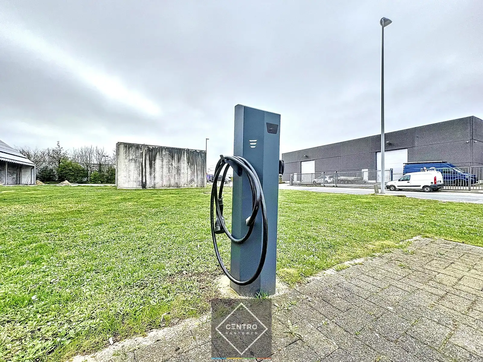 Instapklaar HOOG (7,85 m) MAGAZIJN (± 362 m²) met elektrische sectionaalpoort, toilet en 2 private parkeerplaatsen voor de deur. foto 8