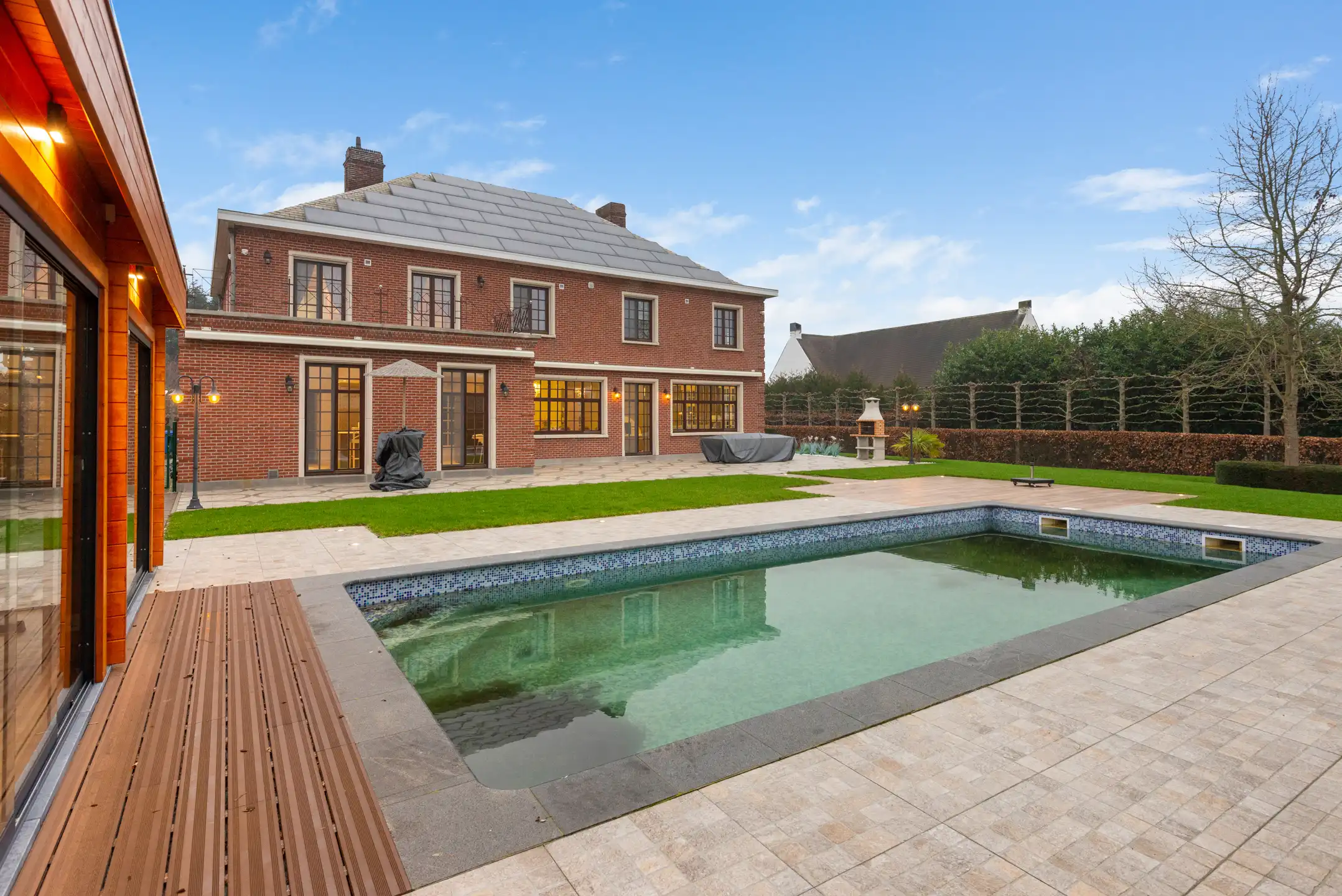 Unieke volledig gerenoveerde Villa met 5 slaapkamers, 2 badkamers, garage, groot terras, ruime tuin, zwembad, fitnessruimte en oprit op een terrein van 16 are 80 ca foto {{pictureIndex}}