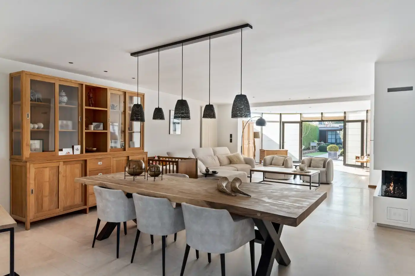 Hoofdfoto van de publicatie: Ruime woning met commerciële ruimte, 2 slpk. en tuin