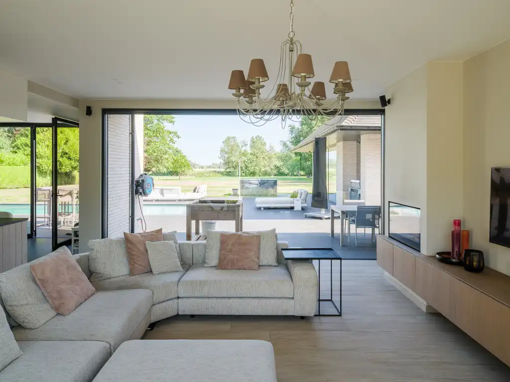 Imposante villa (BJ 2015) met onder meer een buitenzwembad en een sfeervol ingericht bijgebouw met sauna foto 12