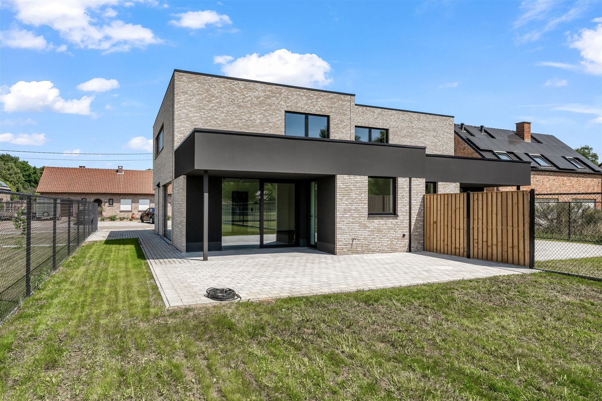 NIEUWBOUWWONING OP UITERST RUSTIGE DOCH CENTRAAL GELEGEN PERCEEL VAN CIRCA 500M² TE BEVERLO foto 2