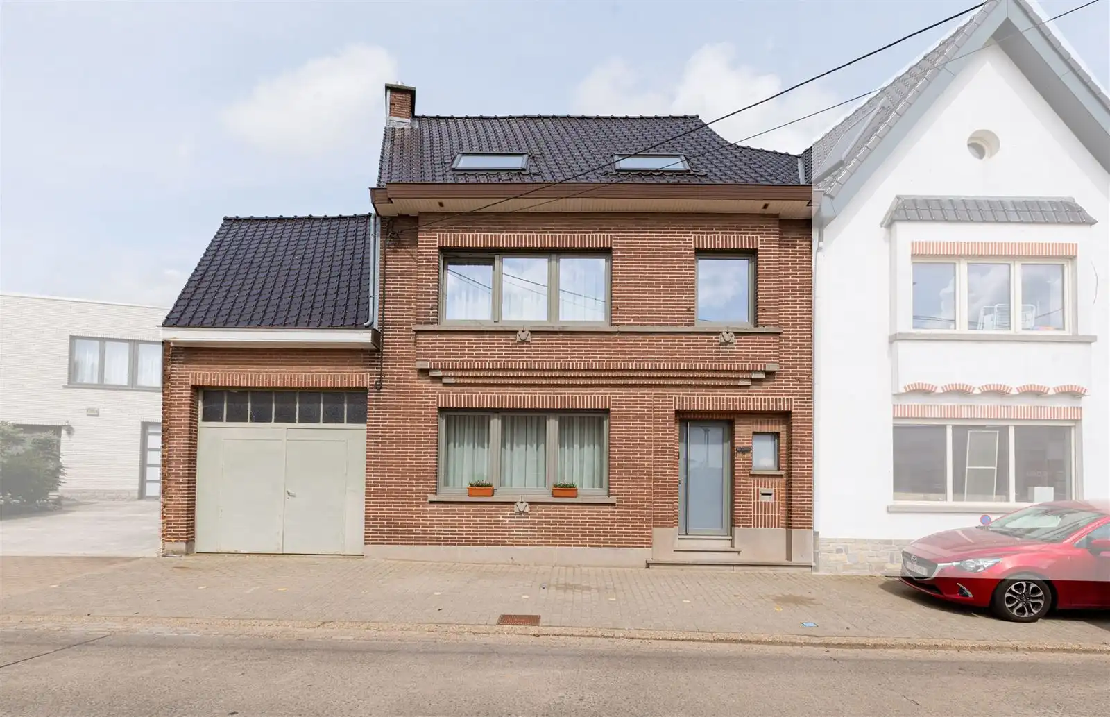 Ruime gezinswoning met grote tuin in Denderhoutem! foto {{pictureIndex}}