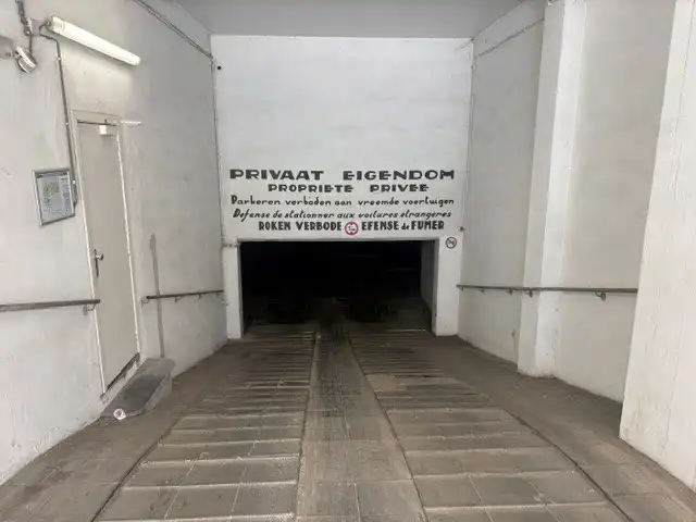 Gesloten garagebox met elektrische poort en verlichting foto 2