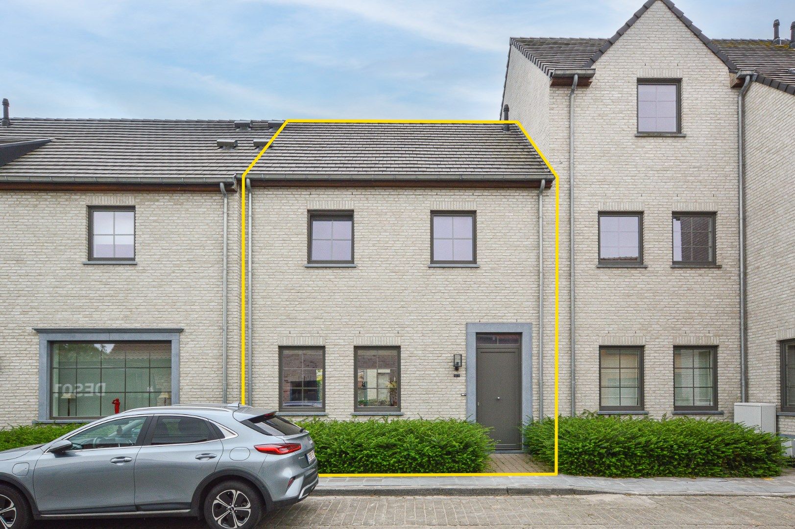 Prachtige nieuwbouwwoning in volledig aangelegd woonerf met 3 slaapkamers, zongericht terras en tuin foto {{pictureIndex}}