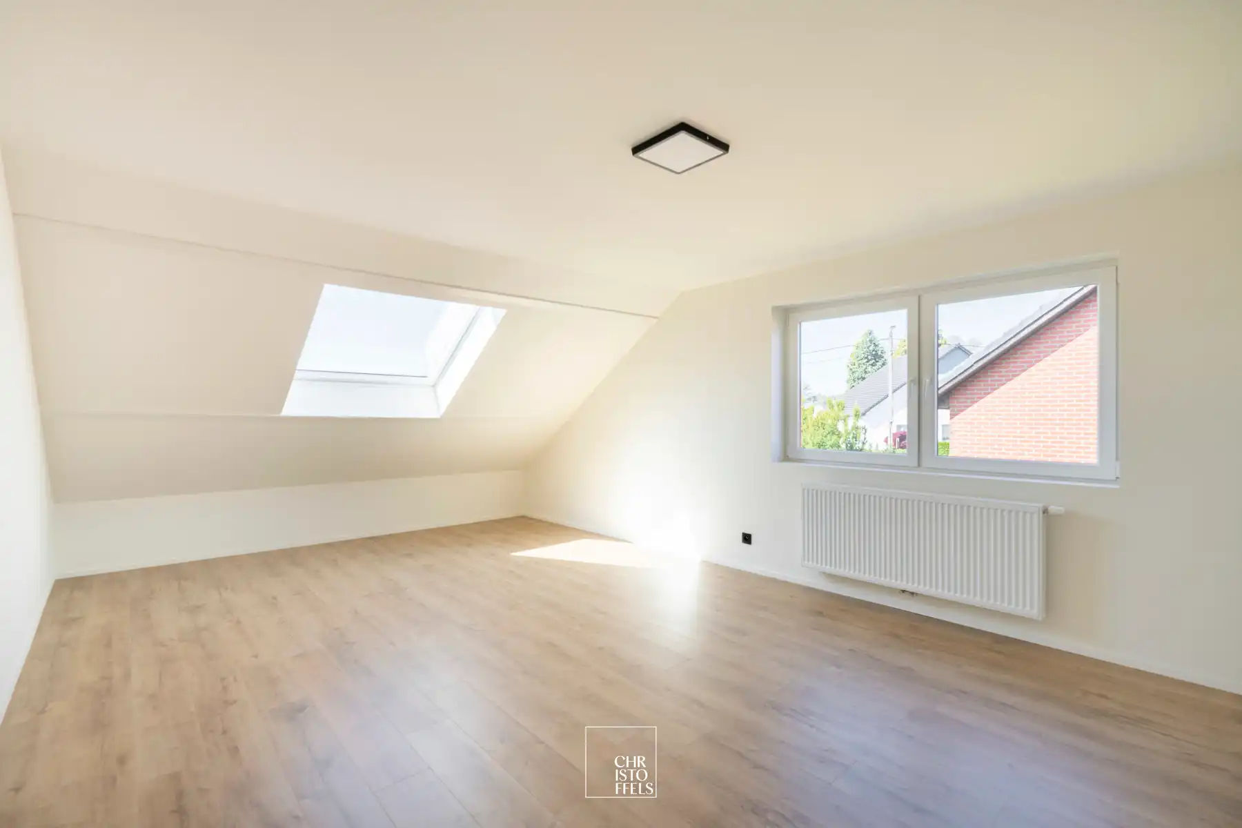 Ruime, volledig gerenoveerde gezinswoning met tuin op een ideale locatie! foto 9