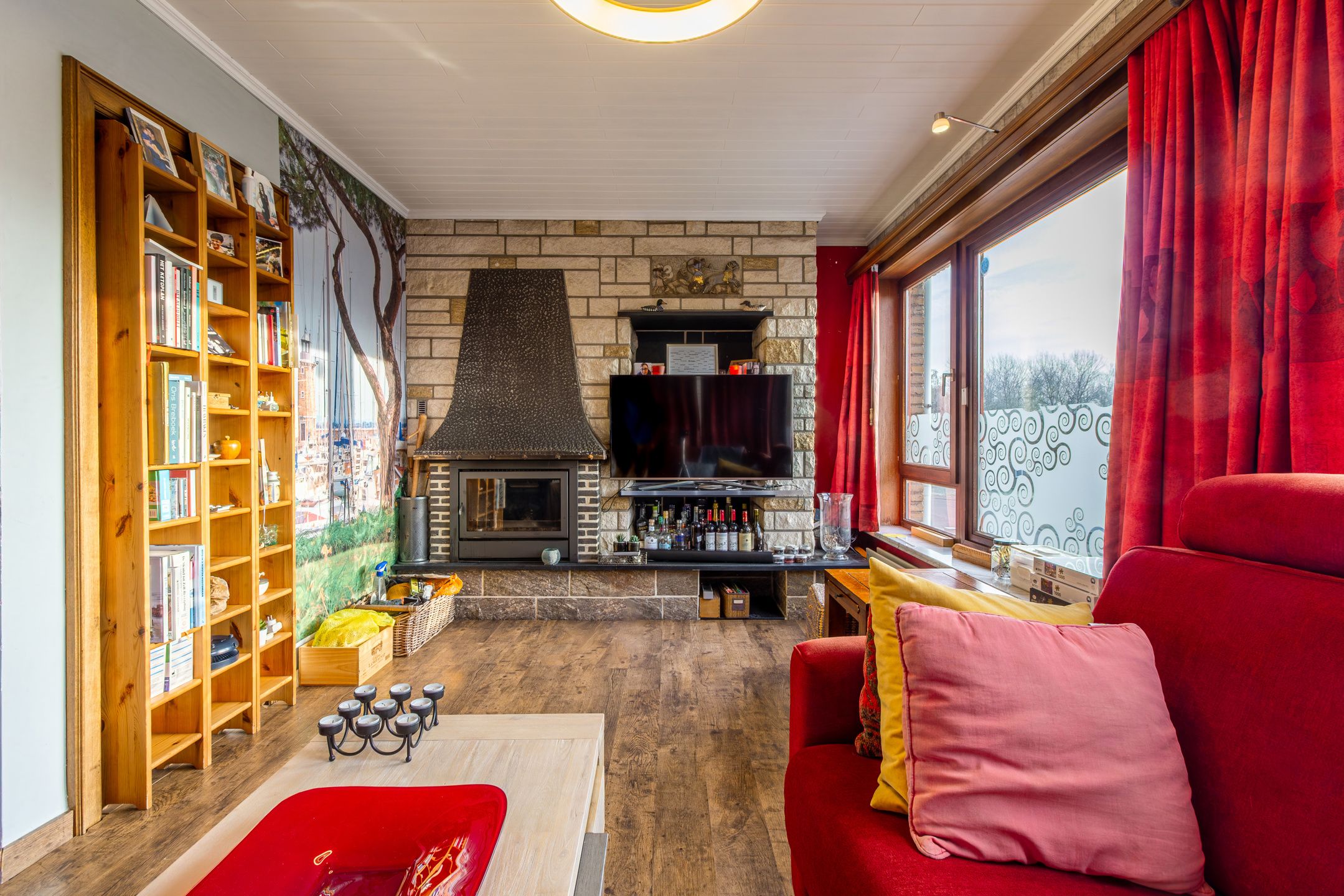 Charmante gezinswoning met potentieel, grote oprit en tuin foto 4