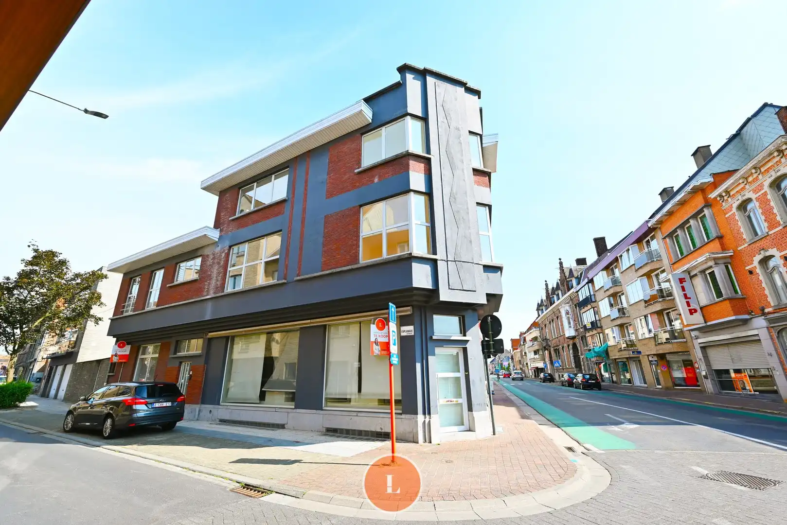 Handelspand met woonst op een toplocatie foto {{pictureIndex}}