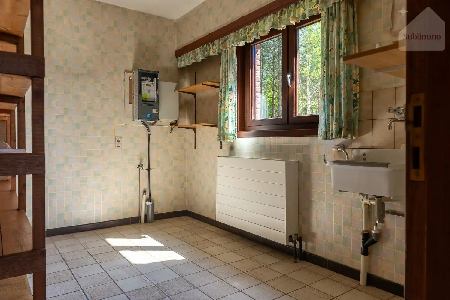 Karaktervolle gezinswoning met indrukwekkende veranda | Bosrand | 5 slpk | Renovatiepotentieel foto 7