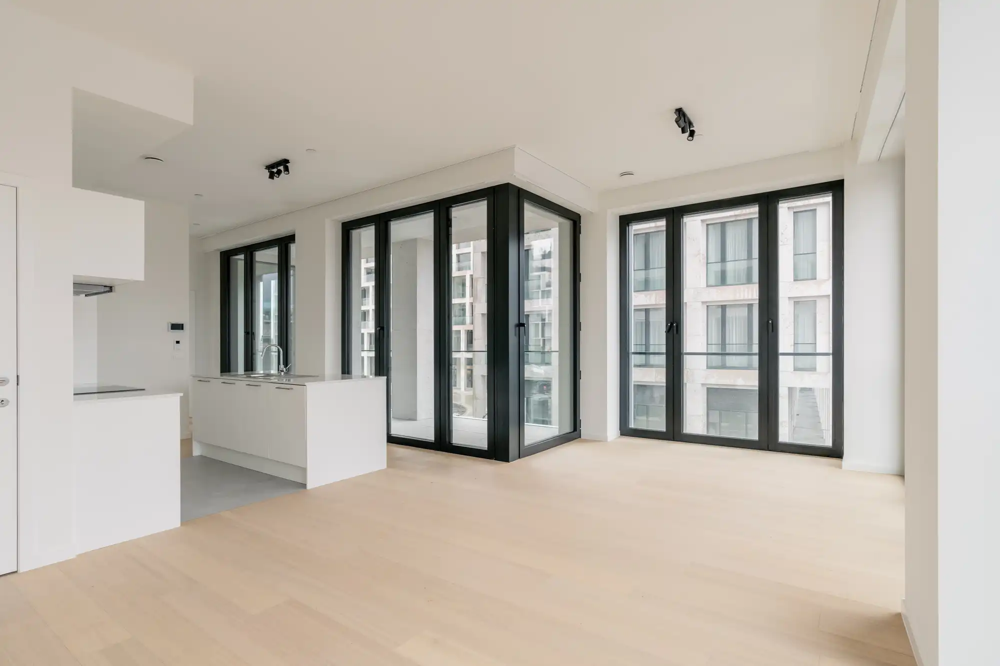 Max Dudler: uitgepuurde lijnen en Zwitserse precisie in een hoekappartement aan de Scheldekaaien. foto 6