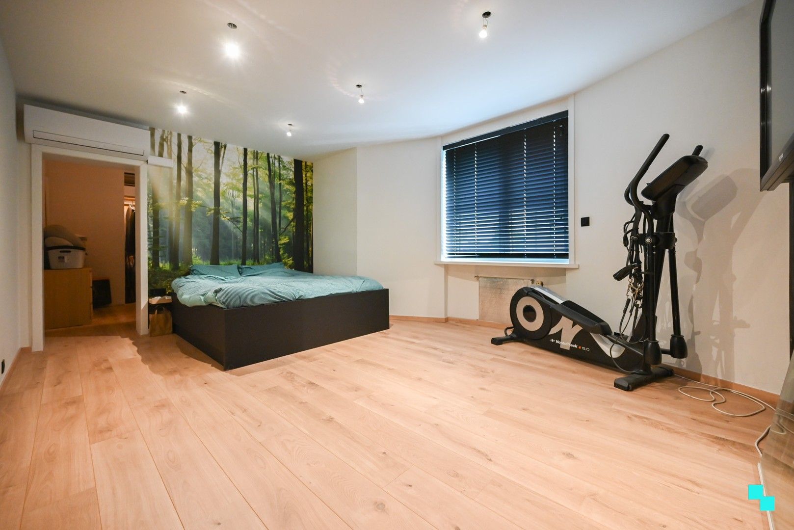 Ruim magazijn met kantoorruimtes en woonst te Lendelede foto 29