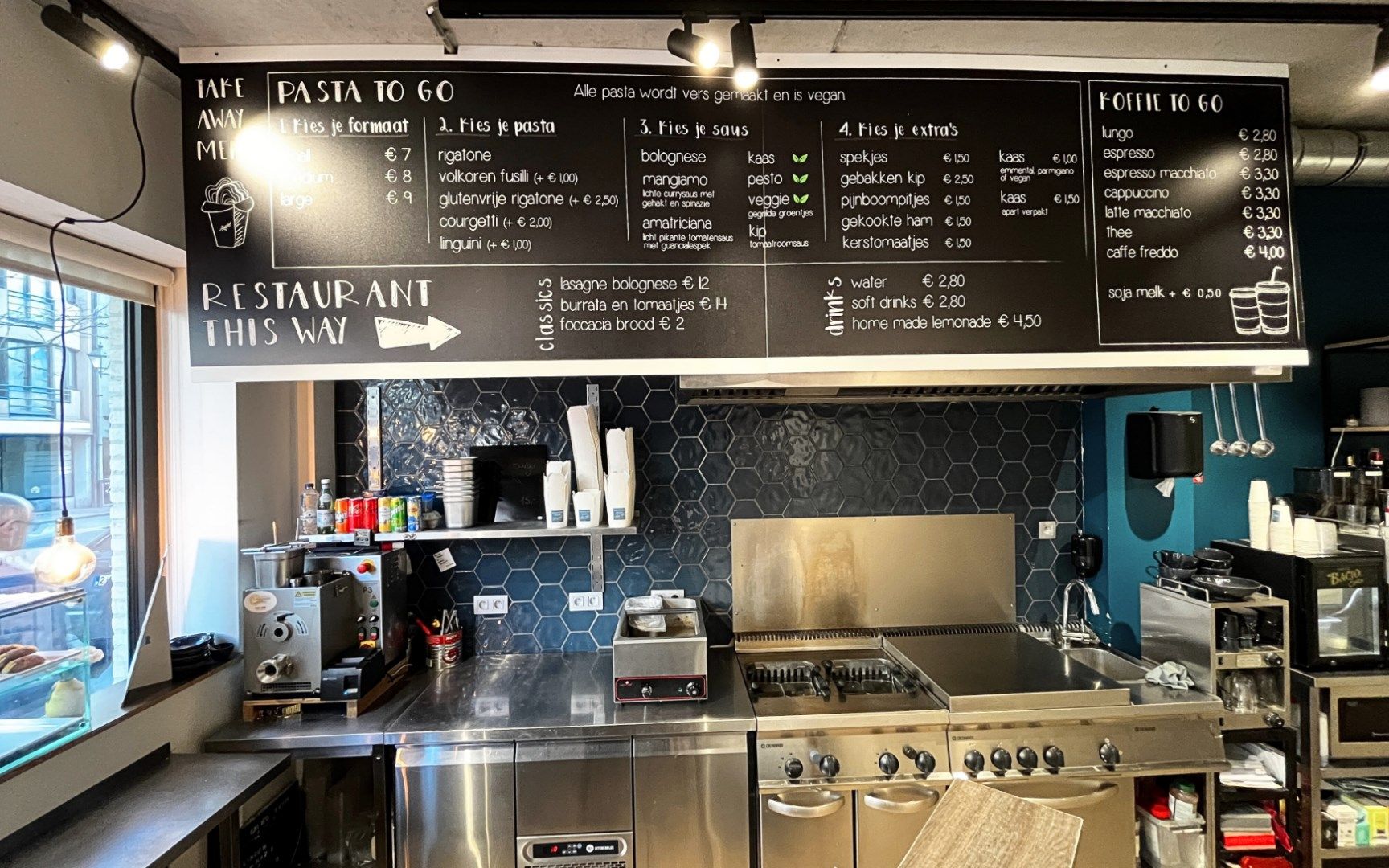 Instapklaar restaurant over te nemen Lippenslaan 17 foto 14
