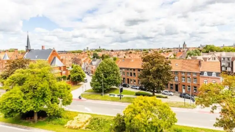 Ruim en lichtrijk 3-slaapkamerappartement te koop in Brugge foto 11