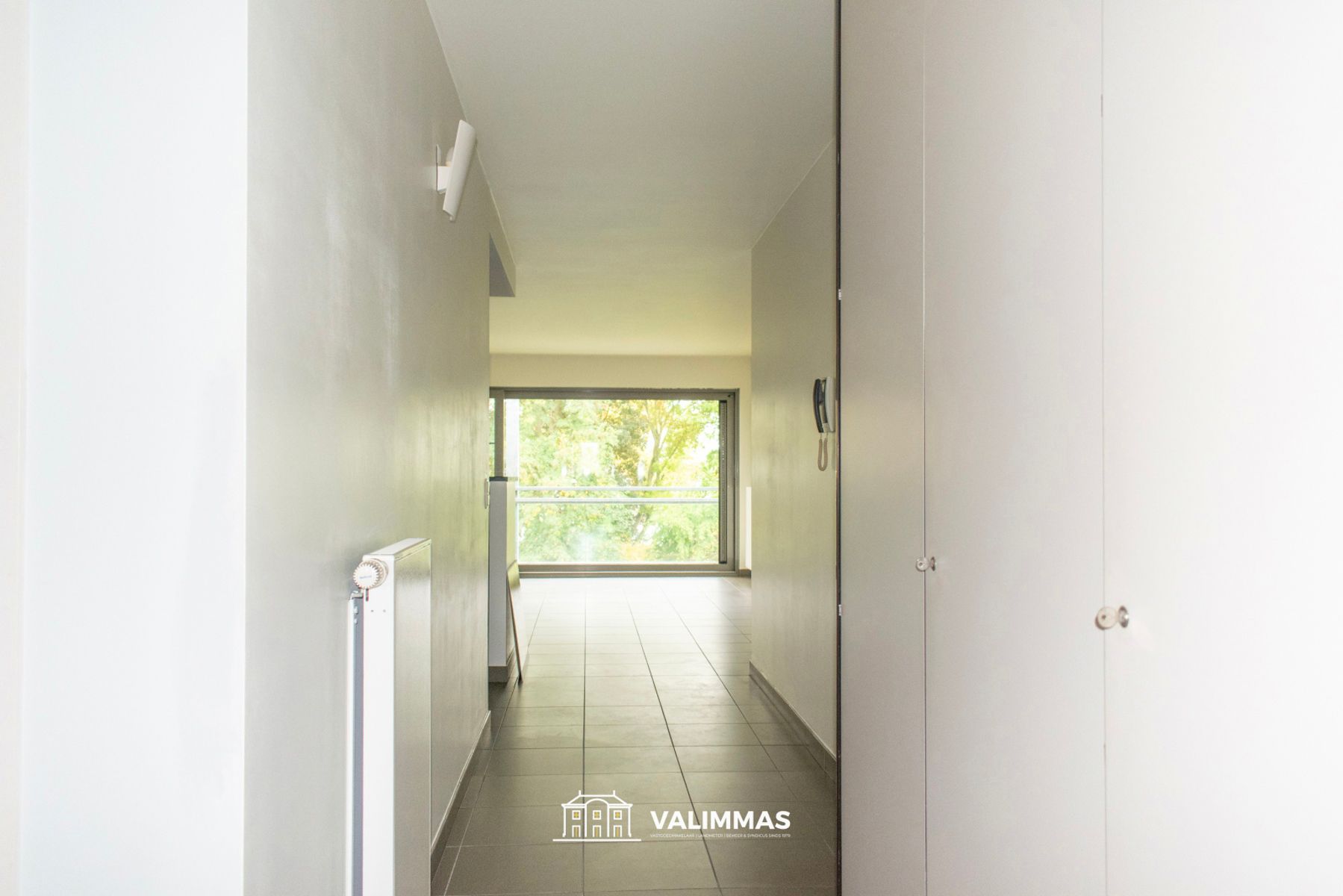 Instapklaar appartement met terras, kelder en event. garage. foto 4