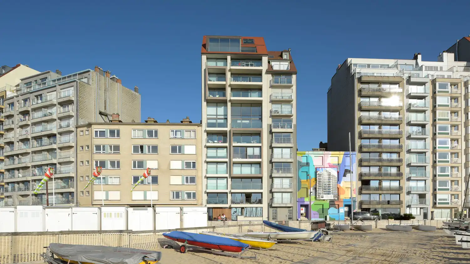Instapklaar 2-slaapkamerappartement met frontaal zeezicht in een recent gebouw op de zeedijk te Duinbergen. foto 2