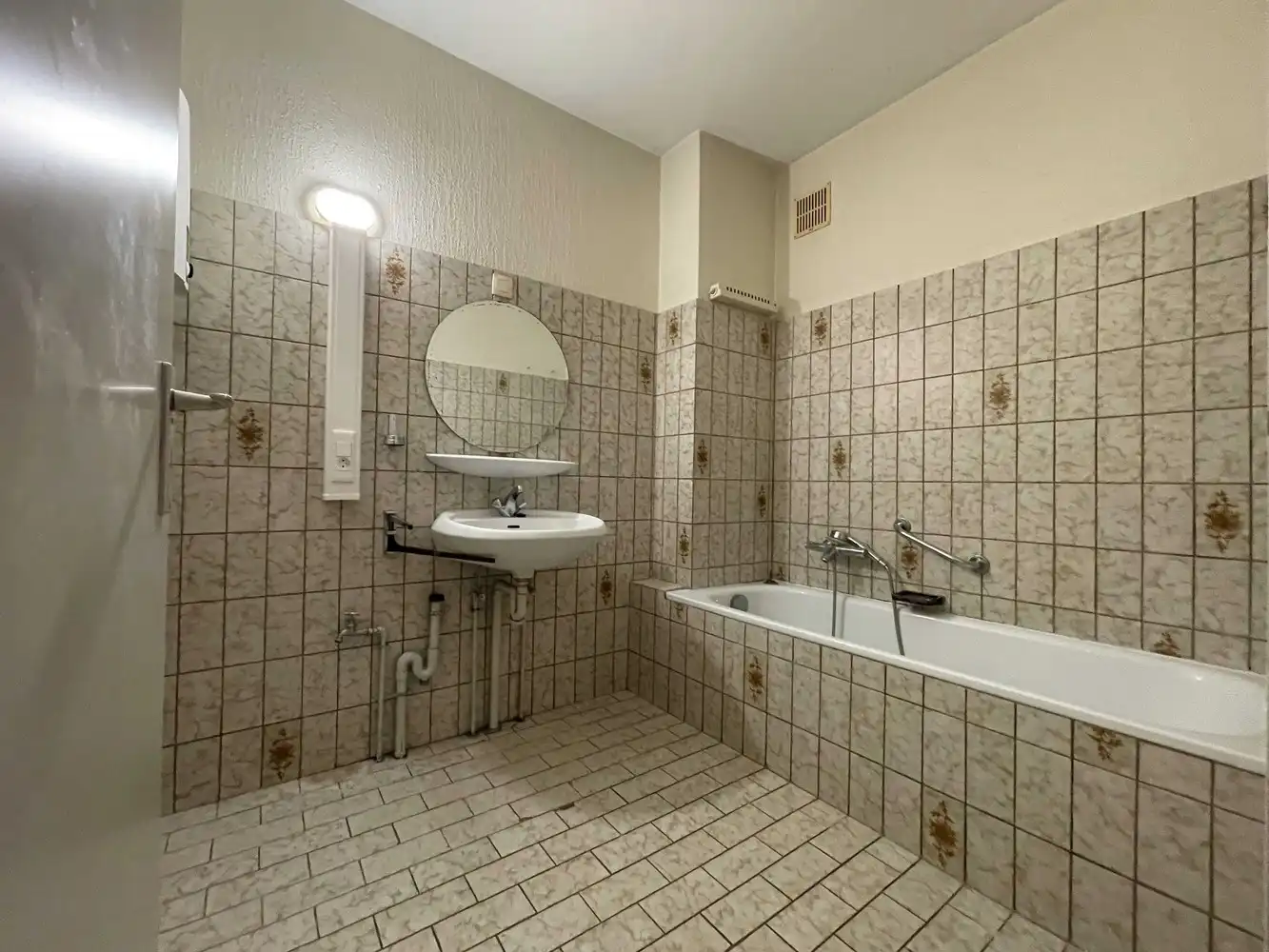 Goed gelegen drieslaapkamerappartement met garage foto 12