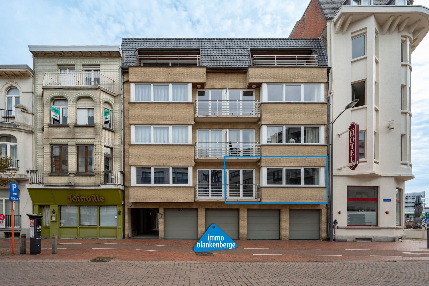 Lichtrijk Tweeslaapkamerappartement met Twee Terrassen foto {{pictureIndex}}