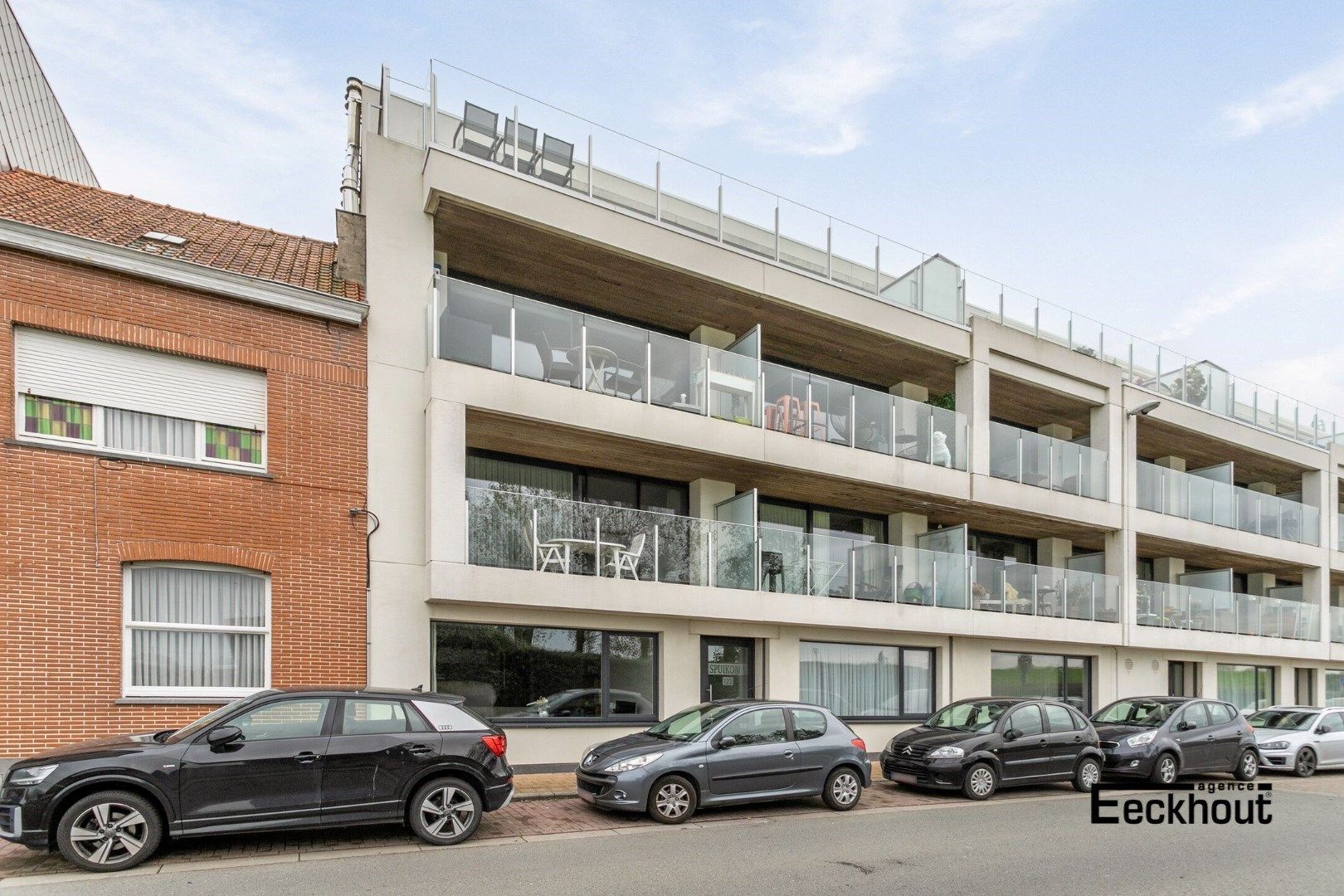 Instapklaar 2-slaapkamer appartement met ruim terras gelegen aan de Spuikom te Bredene! foto {{pictureIndex}}